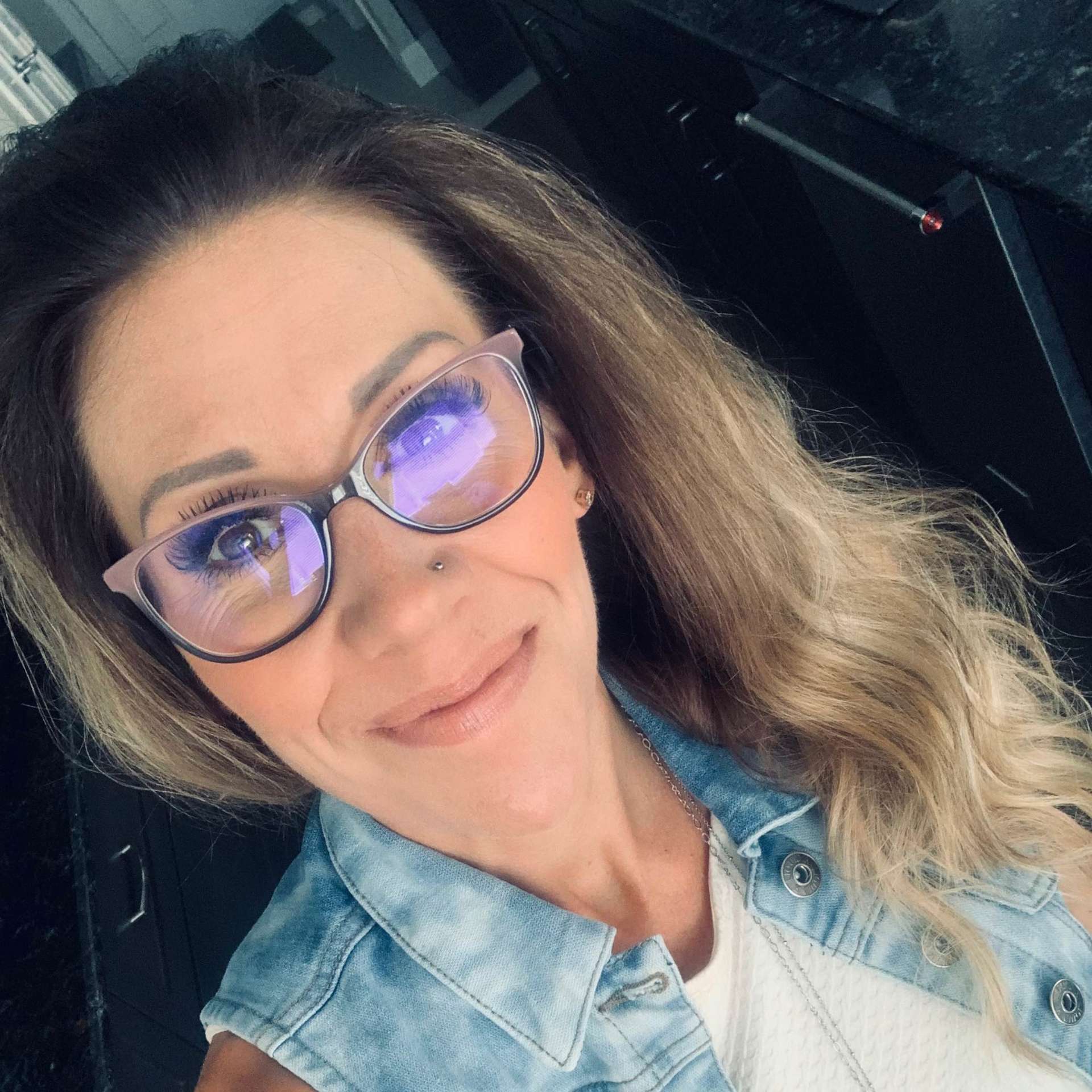 Michelle Stinson,teaching online interactive classes for kids on