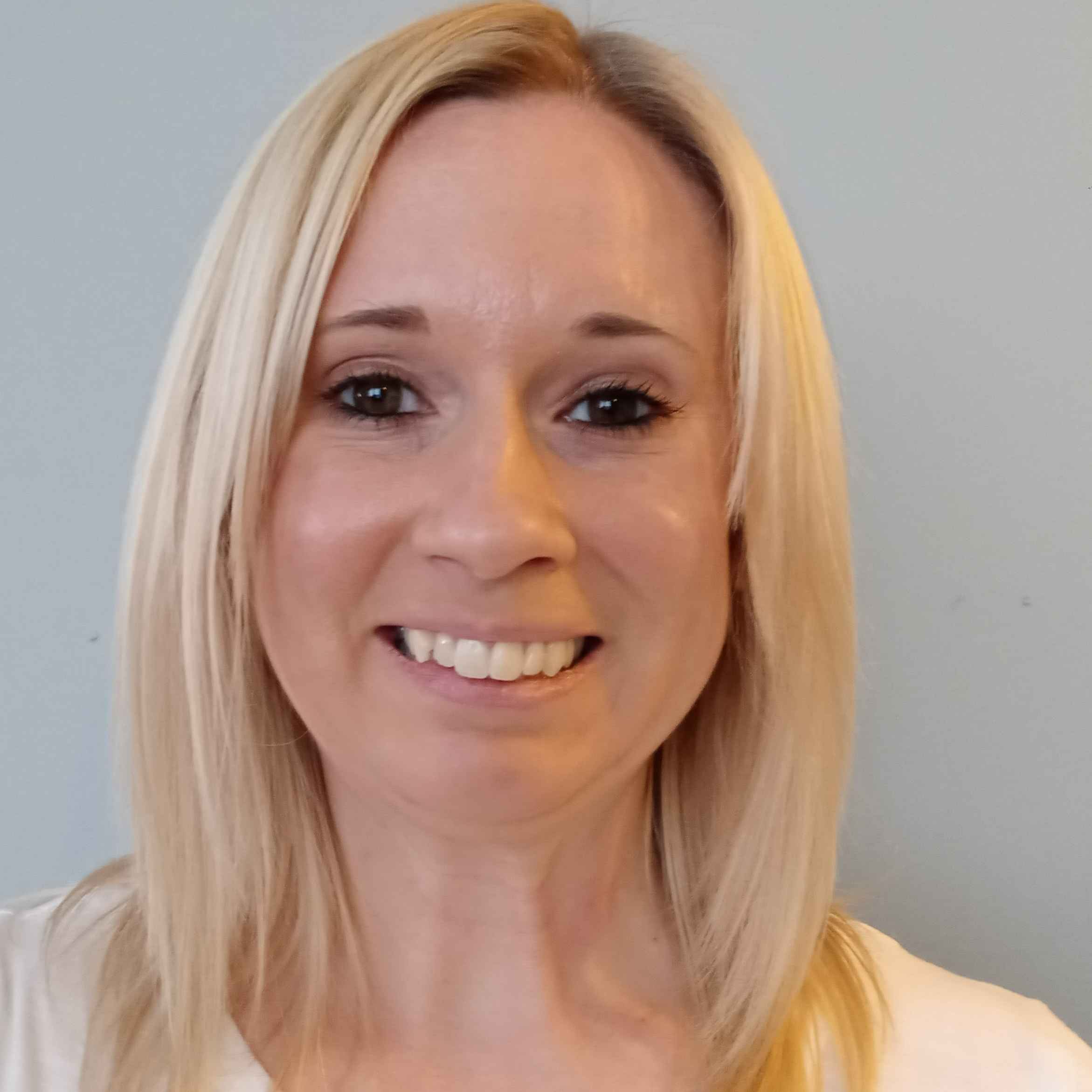 Teacher Erica,teaching online interactive classes for kids on Allschool