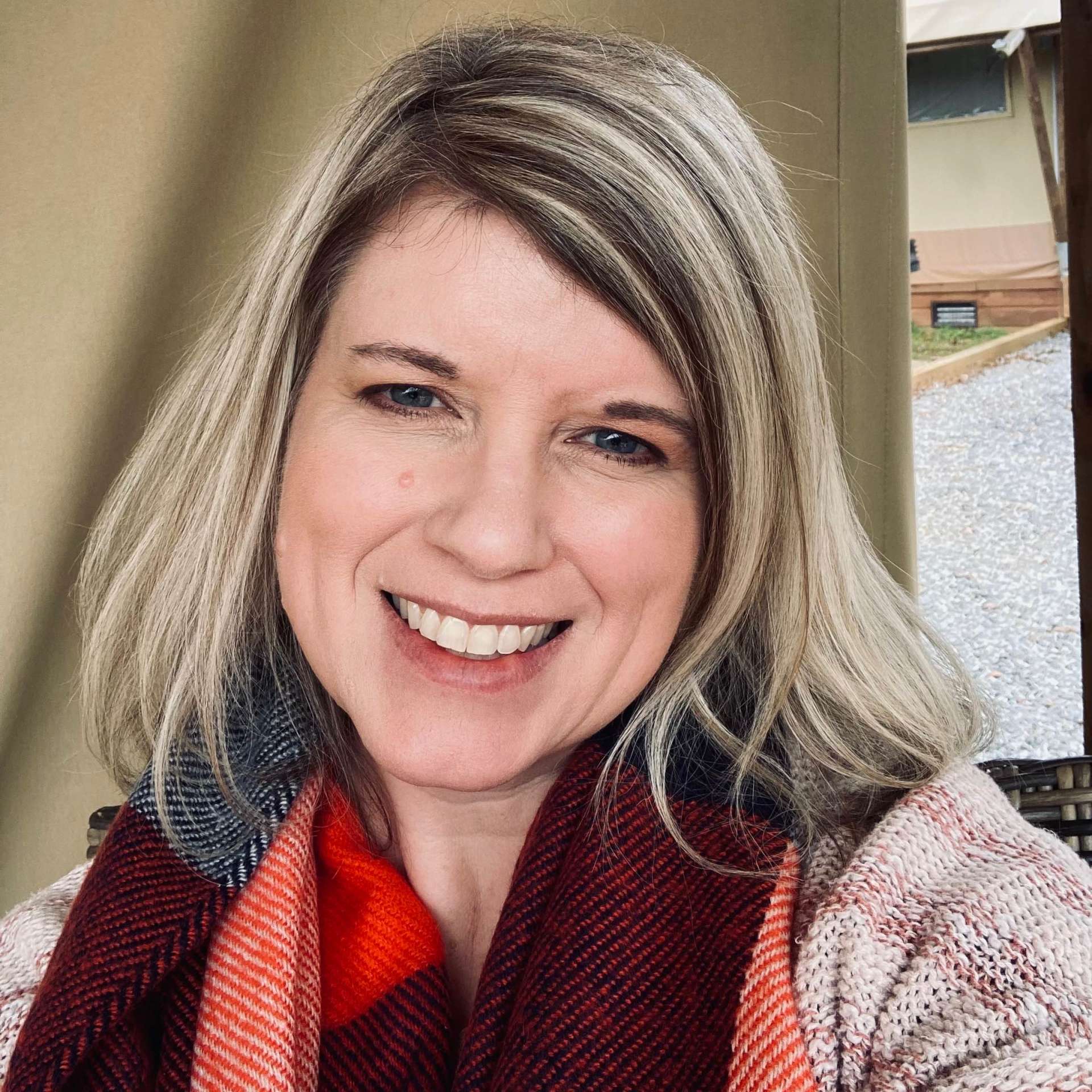 teacher-candice-teaching-online-interactive-classes-for-kids-on