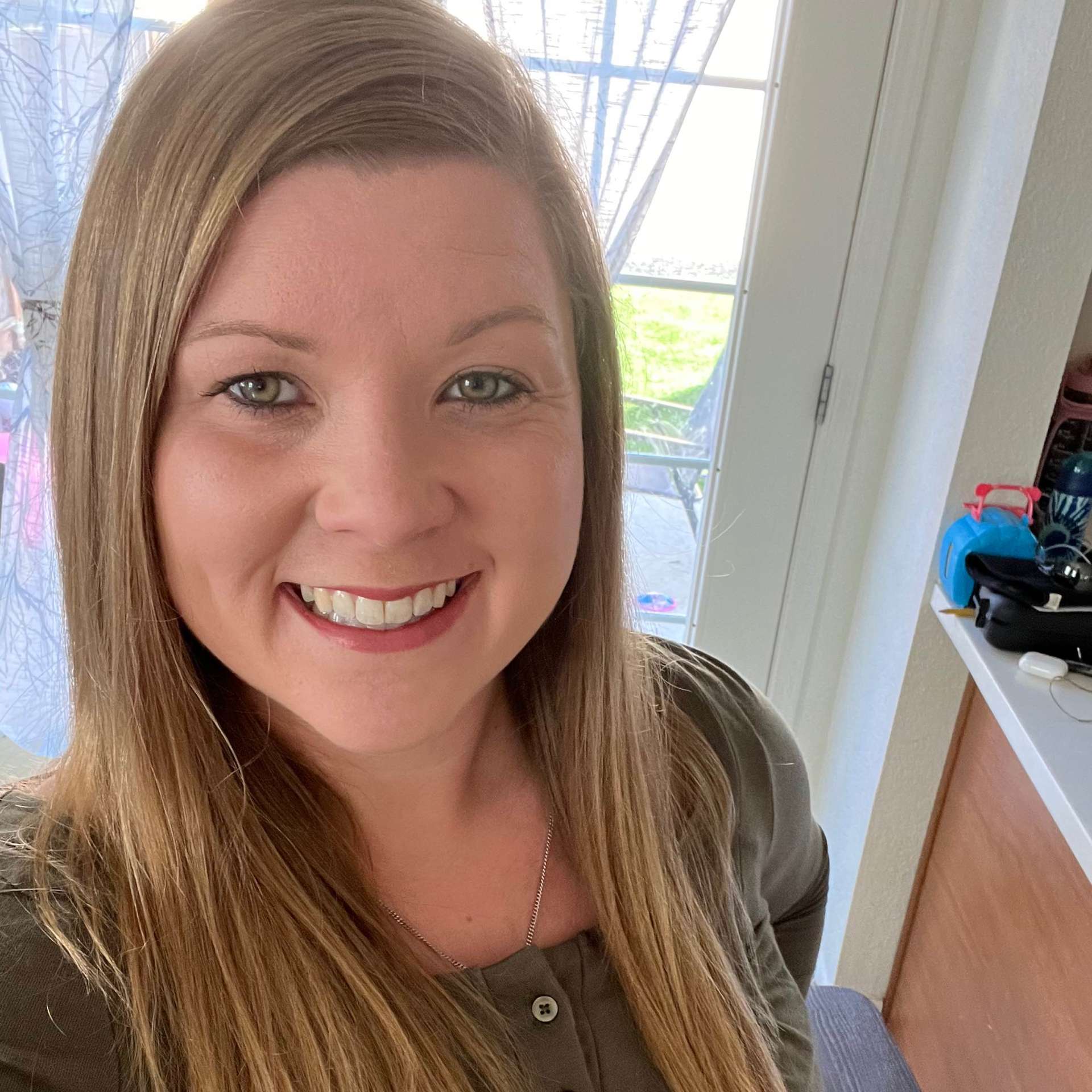 Tracy Burns,teaching online interactive classes for kids on Allschool