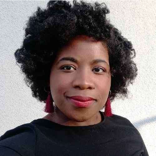 Elizabeth Brown,teaching online interactive classes for kids on