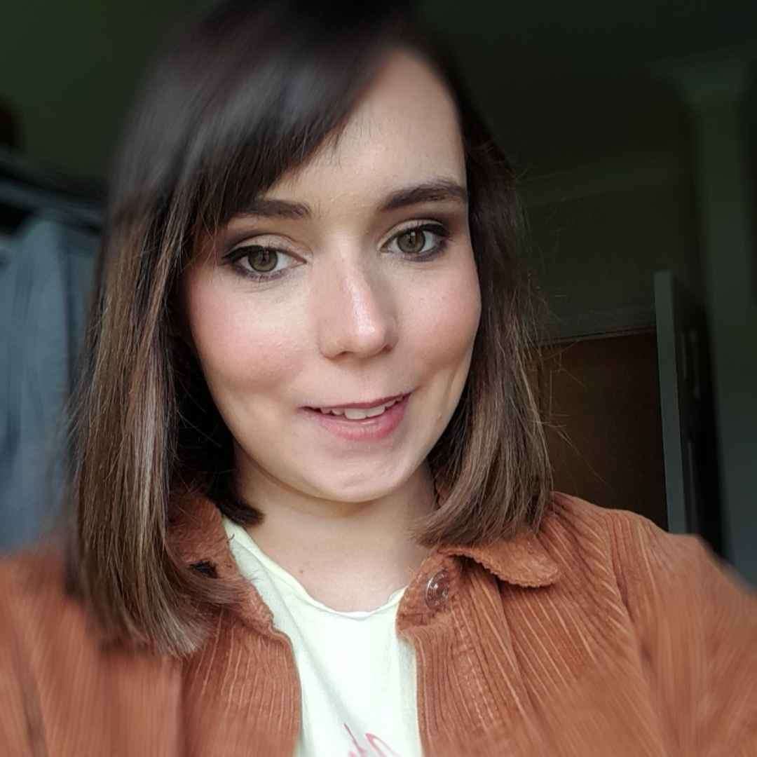 Danielle Dunphy,teaching online interactive classes for kids on